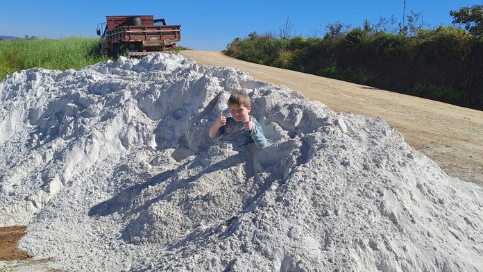 Mrazivá fotografia chlapca (†7). Hral sa v hromade toxického materiálu, krátko na to zomrel