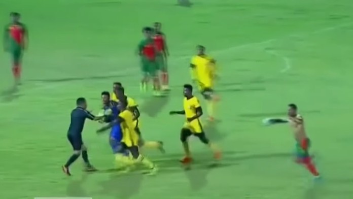 Rozhodcu naháňal celý tím.