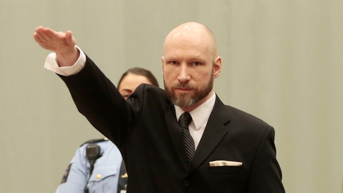 Anders Behring Breivik na súd prišiel v tmavom obleku, s vyholenou hlavou a s bradou.