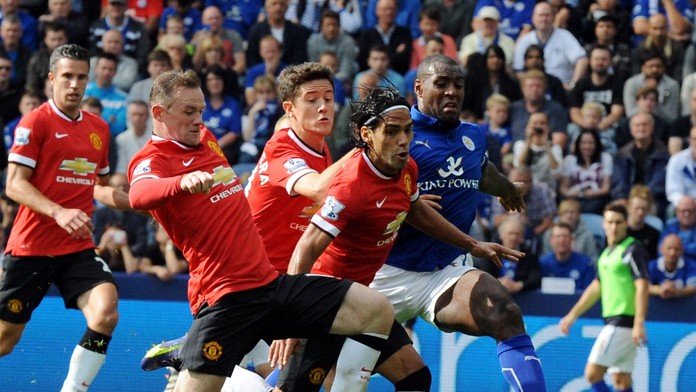 Futbalisti Manchesteru United  Wayne Rooney (vľavo), Ander Herrera (uprostred) a Radamel Falcao (druhý sprava)