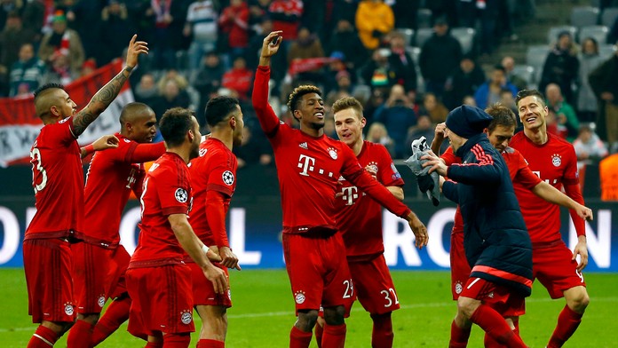 Hráči Bayernu Mníchov oslavujú postup cez Juventus Turín v osemfinále LM.