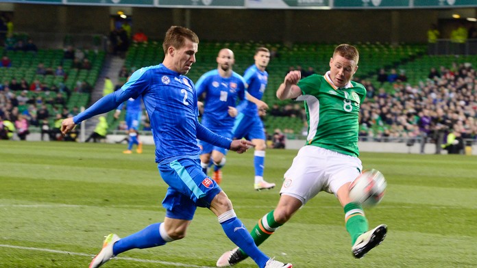 Na snímke vľavo Peter Pekarík (Slovensko) a vpravo James Mc Carthy (Írsko)