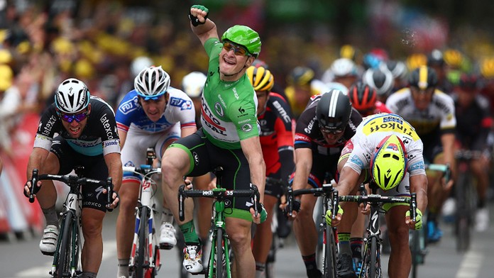 Víťazné gesto Andrého Greipela, smutný Peter Sagan so zvesenou hlavou, ktorý skončil na 2. mieste.
