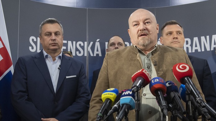 SNS sa postavila Hlasu. Týka sa to dôchodkov