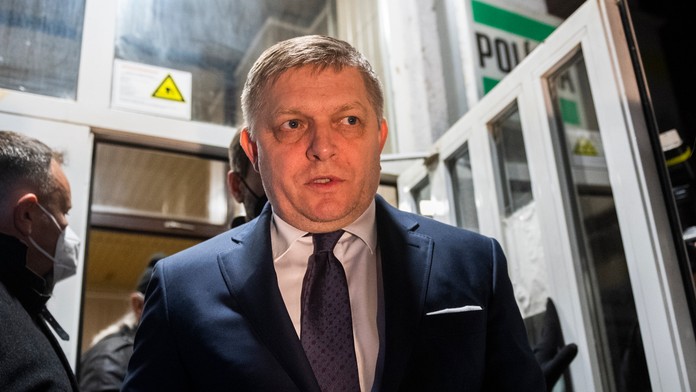 Na snímke Robert Fico opúšťa policajnú stanicu