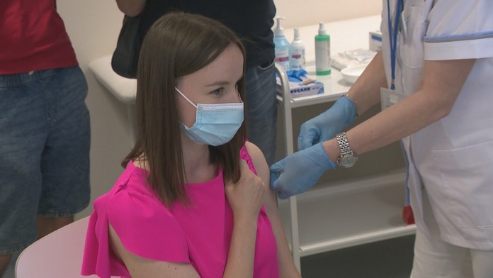 Prví zaočkovaní čoskoro cez hranice bez testu neprejdú. Vyrieši ich problém očkovanie treťou dávkou?