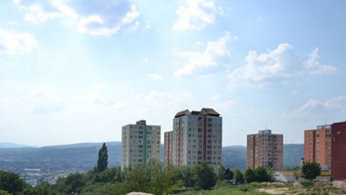 Model stodolových zrubov na paneláku v Košiciach