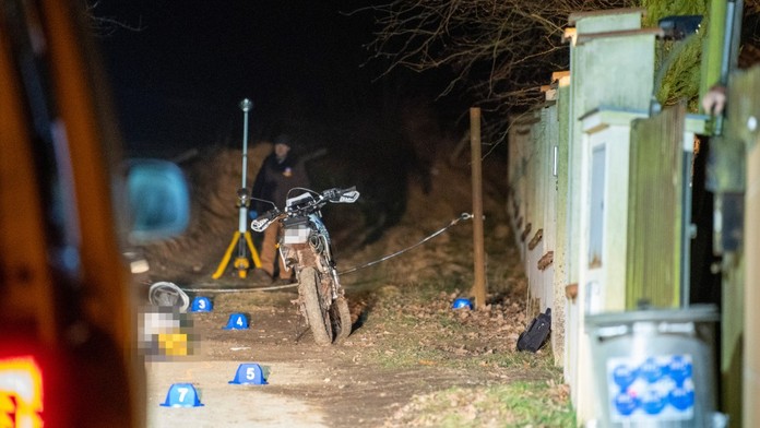 Tragická nehoda pri Prahe: Mladík (†18) nabehol na motorke do reťaze natiahnutej cez cestu, na mieste zomrel