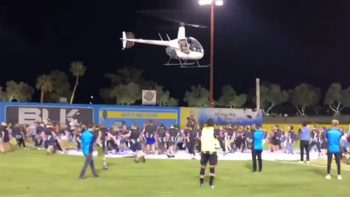 Fanúšikovia chytajú bankovky.