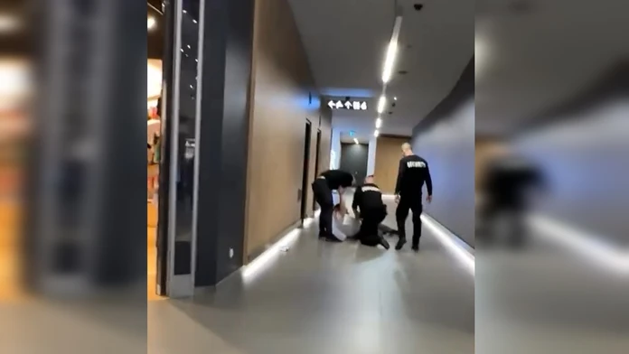 VIDEO: Zásah ochrankárov v bratislavskom nákupnom centre. Polícia prezradila detaily