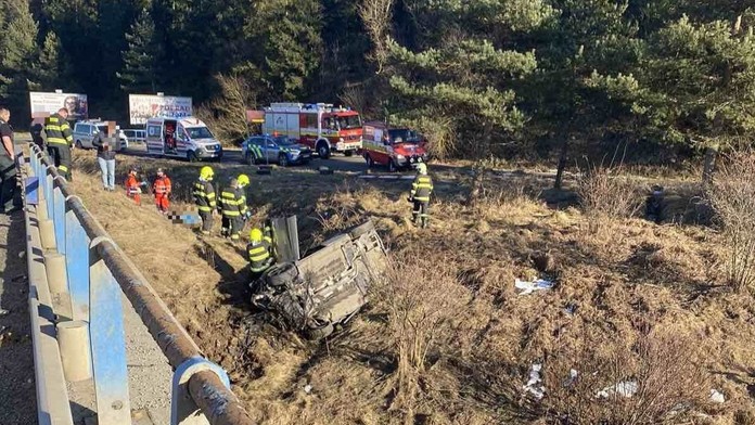Nešťastie pri Kežmarku. Vodič narazil do svahu, zraneniam na mieste podľahol