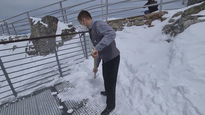 Na chatách je stále veľmi veľa snehu.