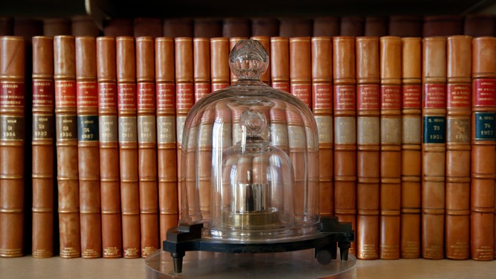 Kópia kovového valca slúžiaca ako medzinárodný štandardizovaný prototyp kilogramu.