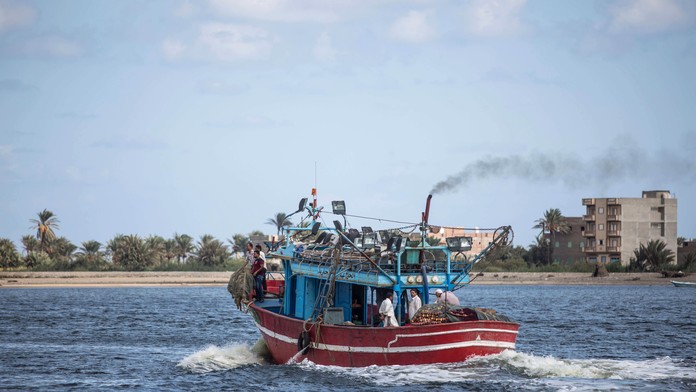 Egyptskí rybári odchádzajú na lodi na miesto, kde sa potopila loď so 600 migrantmi. 