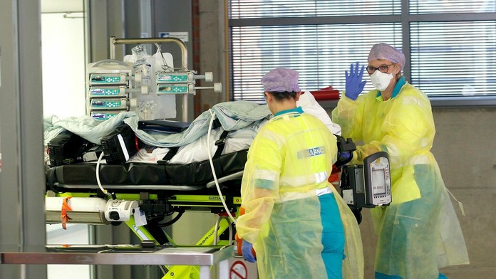 Holandskí záchranári privážajú pacienta s ochorením COVID-19 z Rotterdamu do nemocnice v nemeckom Bochume.