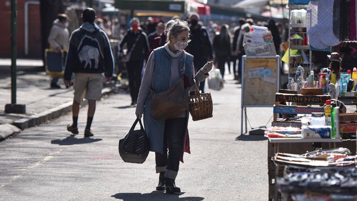 Ľudia nakupujú na trhovisku na Miletičovej ulici v Bratislave.