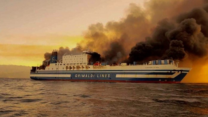 Horiaci trajekt pri ostrove Korfu.