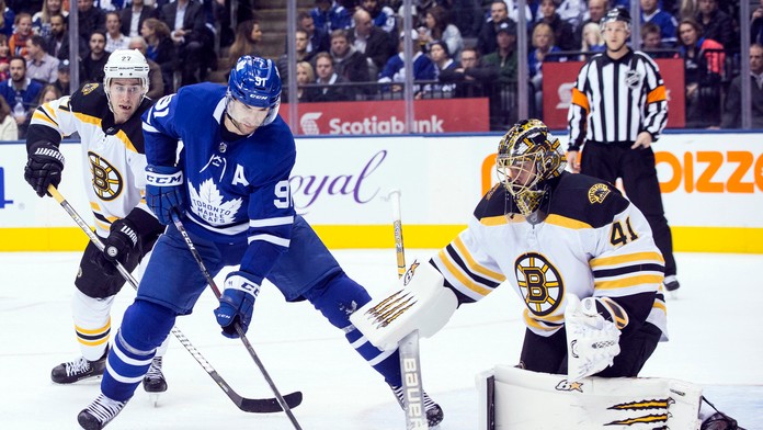 Na snímke hráč Toronta John Tavares (vľavo) pre slovenským brankárom Bostonu Jaroslavom Halákom.