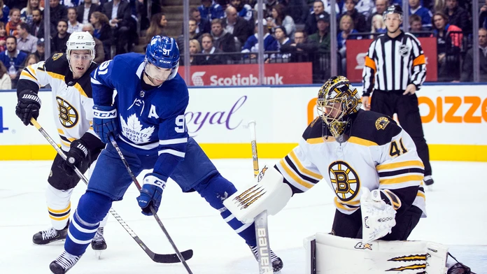 Na snímke hráč Toronta John Tavares (vľavo) pre slovenským brankárom Bostonu Jaroslavom Halákom.