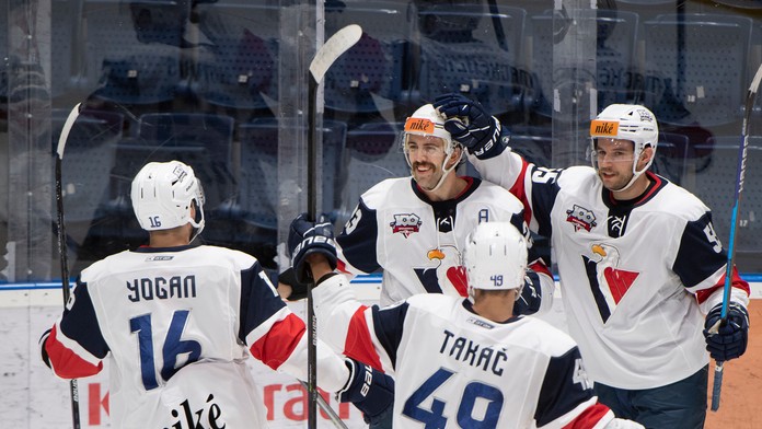 Radosť hráčov Slovana po strelení gólu proti Banskej Bystrici.