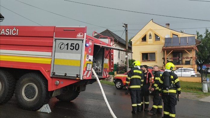 Hasiči zasahujú pri požiari stodoly v obci Brezovička, 