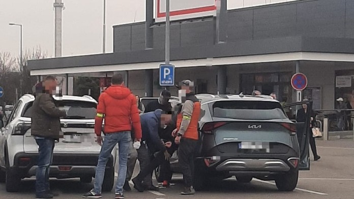 Polícia zadržala a obvinila mužov z podvodu.