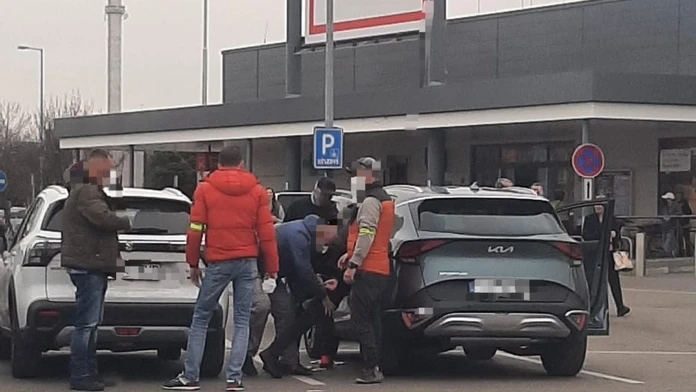 Polícia zadržala a obvinila mužov z podvodu.