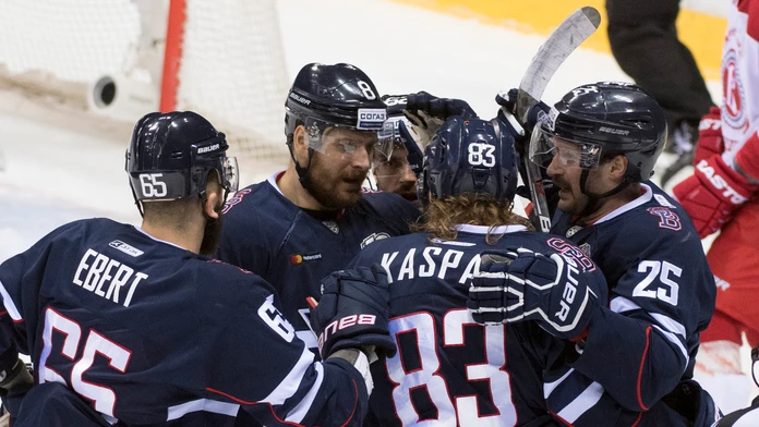 Radosť hráčov Slovana po góle v dueli KHL proti Viťazu Podoľsk.