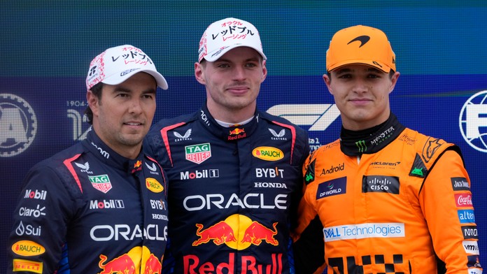 Holandský jazdec F1 Max Verstappen zo stajne Red Bull (uprostred) pózuje  s druhým Sergiom Perezom z Mexika (vľavo) a tretím Britom Landom Norrisom (vpravo).