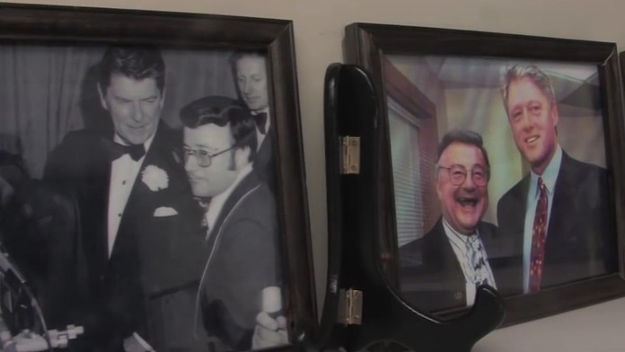 Charles Brotman na archívnych snímkach s prezidentmi USA Ronaldom Reaganom a Billom Clintonom.