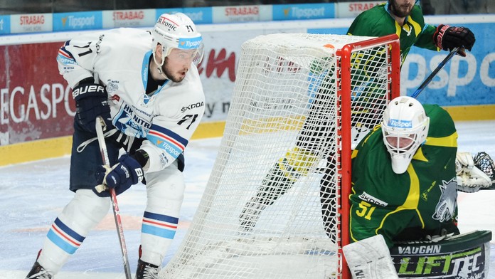 Marek Tvrdoň z Nitry (vľavo) a brankár Žiliny Tomáš Tomek.