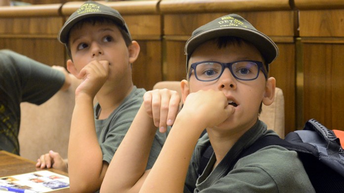 Študenti Detskej univerzity v parlamente.