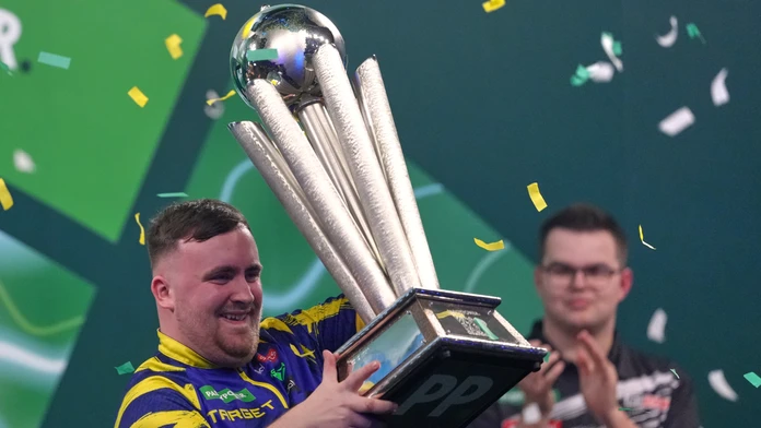 Mladík, ktorý nemá konkurenciu a potvrdzuje svoju výnimočnosť. Luke Littler obhájil titul majstra sveta