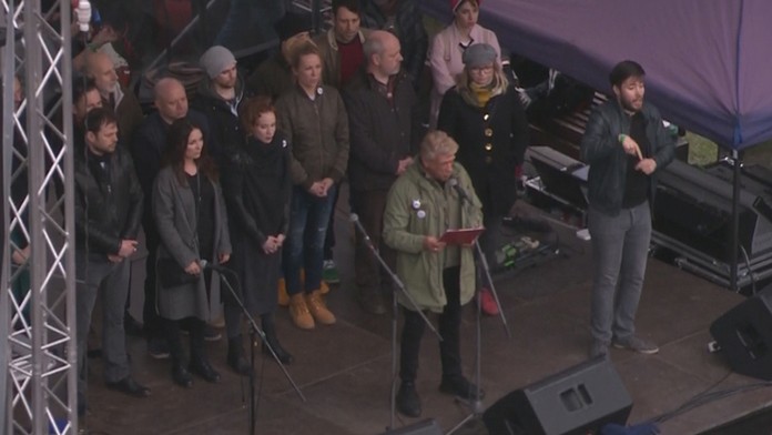 Richard Stanke a hereckí kolegovia na protestnom zhromaždení Za slušné Slovensko.