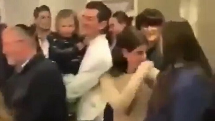 Nelegálna oslava zásnub v Melbourne