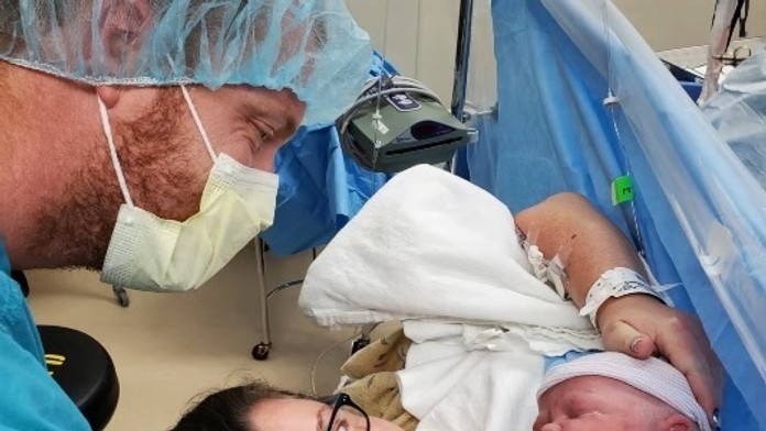 Šťastní rodičia s dieťatkom.