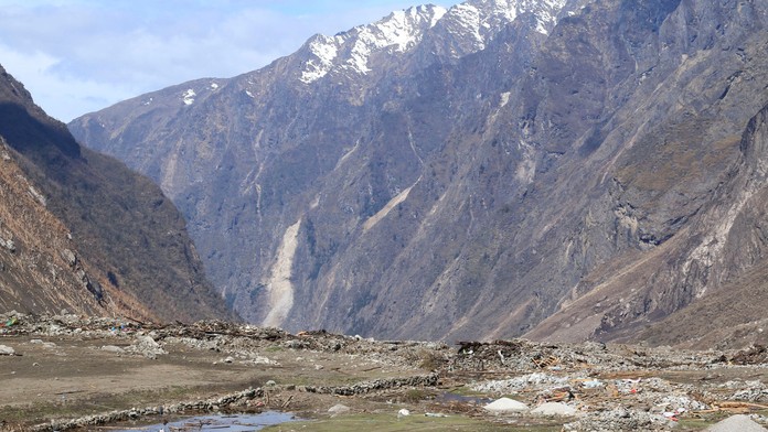 Z nebezpečnej oblasti Langtang evakuujú ľudí, zasiahli ju nové lavíny.