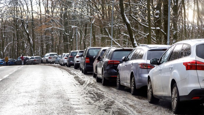 Revolučná novela zakazujúca parkovania na chodníkoch sa možno čoskoro zruší