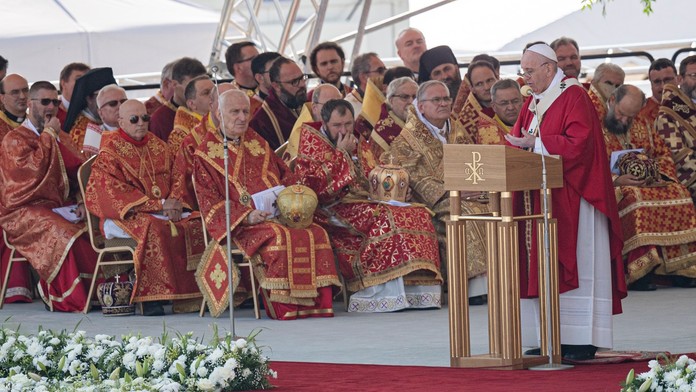 Božská liturgia svätého Jána Zlatoústeho, ktorej predsedá Svätý Otecna priestranstve pred mestskou športovou halou v Prešove.