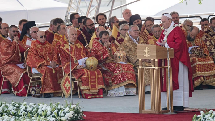 Božská liturgia svätého Jána Zlatoústeho, ktorej predsedá Svätý Otecna priestranstve pred mestskou športovou halou v Prešove.