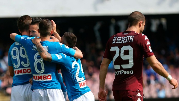 Neapolčania oslavujú Hamšíkov gól.