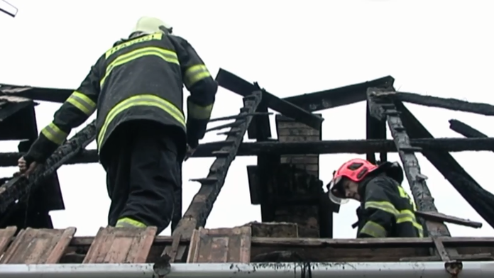 Hasiči zasahujú pri požiari