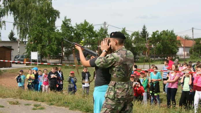 Deti mohli strieľať aj zo samopalu