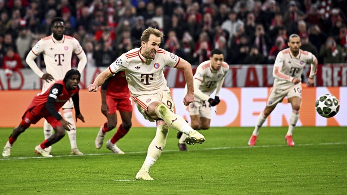 Ďalší krok za prvou trofejou Harryho Kanea: Bayern v Augsburgu nemal problémy