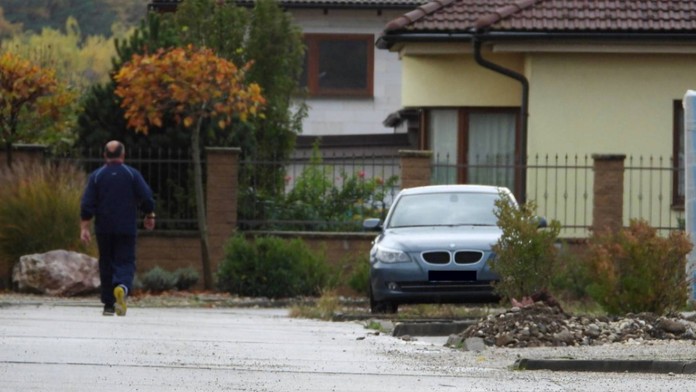 Auto Kaľavského pred domom Petra Košča