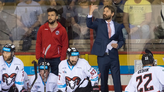 Vpravo hlavný tréner HC'05 iClinic Banská Bystrica Vladimír Országh v siedmom zápase finále.