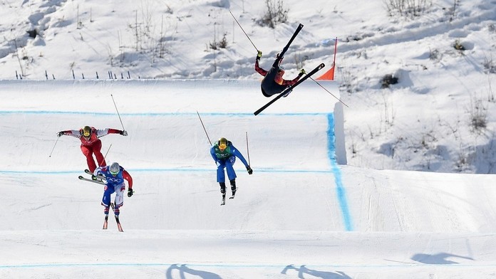 Christopher Delbosco sa nekontrolovateľne rúti k zemi.