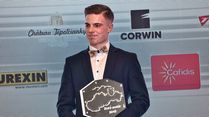 Na snímke cyklista Martin Svrček si preberá cenu Cyklista roka 2019 v kategórii Talent roka.