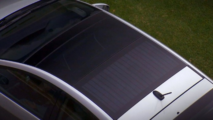 Pohľad na strechu solárneho auta.