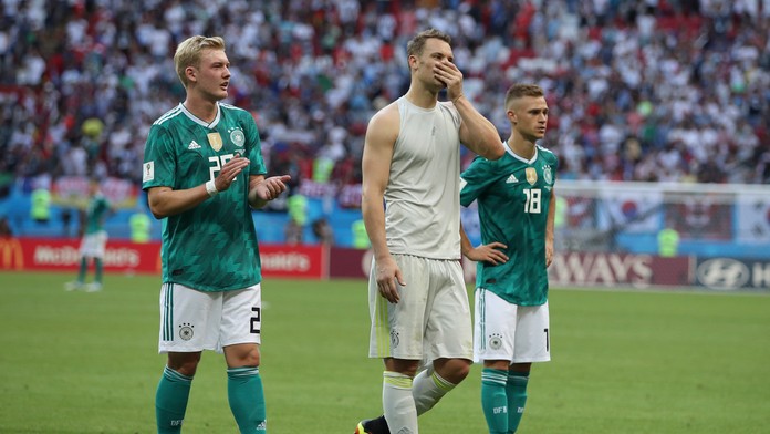 Nemci zľava Julian Brandt, Manuel Neuer a Joshua Kimmich po dueli s Južnou Kóreou na MS 2018.